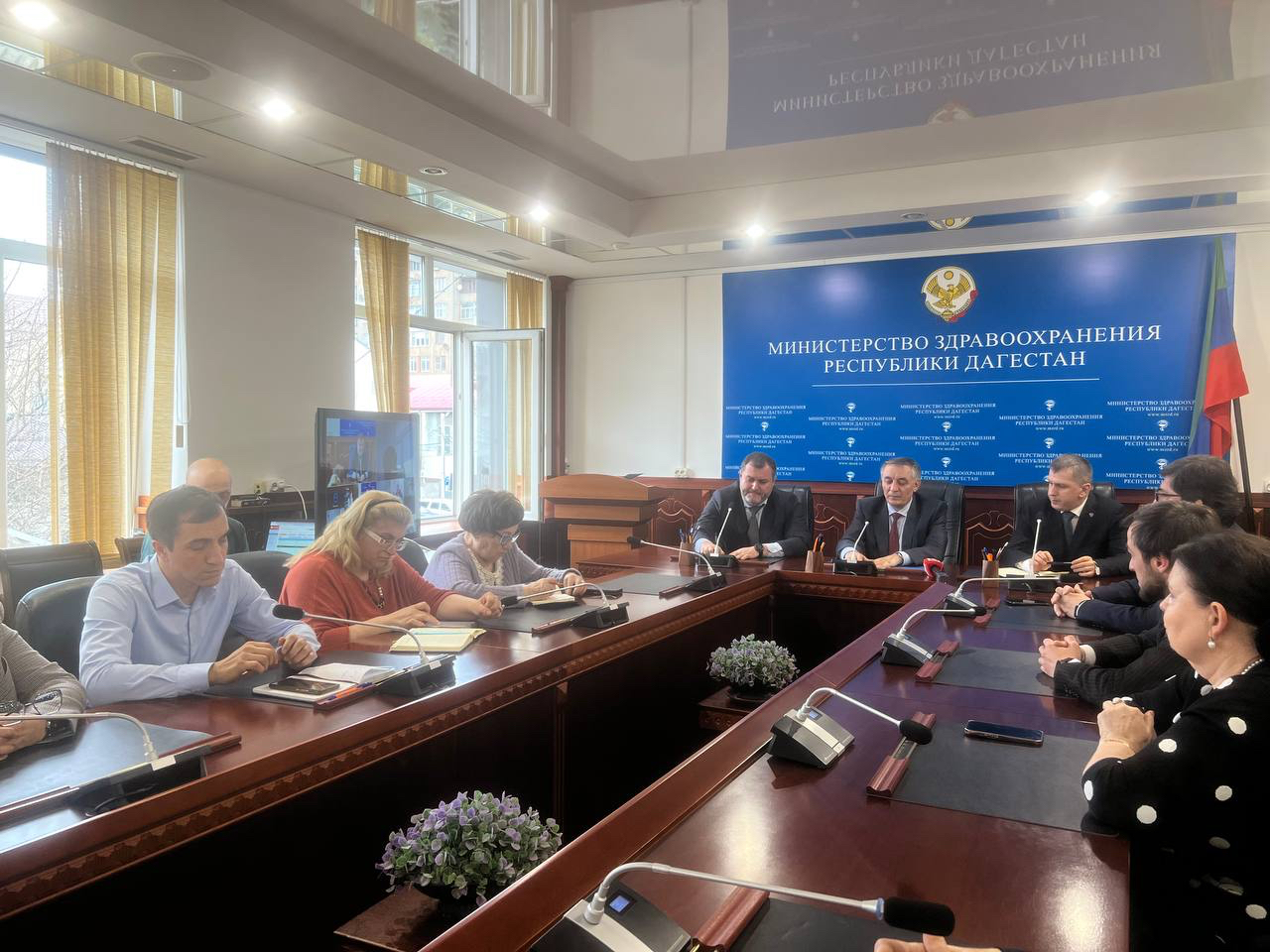 Вице-премьер РД Абдурахман Махмудов представил участника программы «Время героев» Магомеда Валихова в качестве замминистра здравоохранения РД